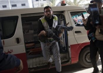 Διασώστης τρέχει με ένα τραυματισμένο παιδί στην αγκαλιά στο νοσοκομείο Νάσερ, στη Χαν Γιουνίς (φωτ.: EPA/Haitham Imad)