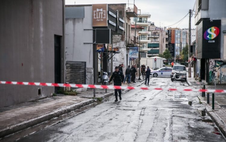 Αστυνομικοί στο σημείο όπου σημειώθηκαν οι πυροβολισμοί (φωτ.: EUROKINISSI/Κώστας Τζούμας)