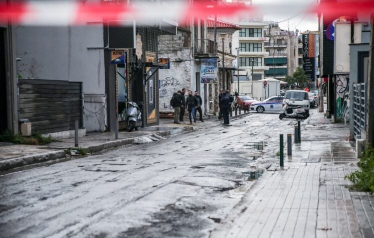 Στελέχη της αστυνομίας στο σημείο της επίθεσης (φωτ.: EUROKINISSI / Κώστας Τζούμας)