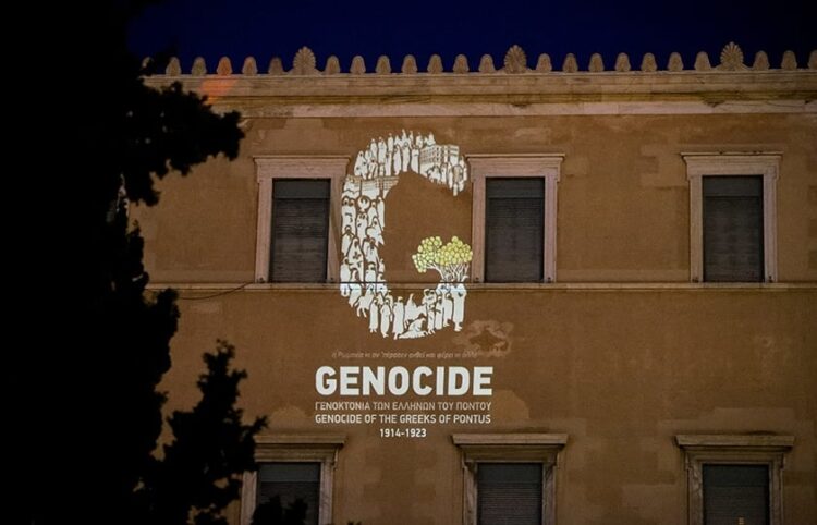 Ο επετειακός λογότυπος για τη Γενοκτονία των Ποντίων στην πρόσοψη της Βουλής στις 19 Μαΐου 2022 (φωτ.: EUROKINISSI / Αργυρώ Αναστασίου)