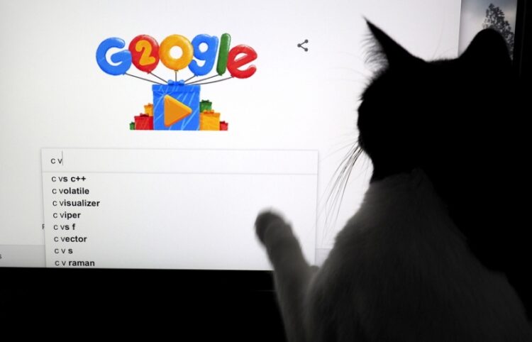 Γάτα πιθανότατα αναζητά μέσω της Google πώς να ξεφορτωθεί τα αφεντικά της (φωτ.: EPA/John G. Mabanglo)