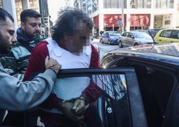 Ο καθ' ομολογίαν δολοφόνος της 43χρονης στη Σαλαμίνα (φωτ.: EUROKINISSI / Γιάννης Παναγόπουλος