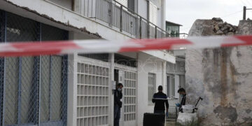 Το σπίτι στην οδό Αίαντος στη Σαλαμίνα όπου έγινε η δολοφονία (φωτ.: newsbomb.gr)