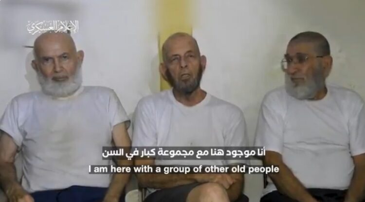 Στιγμιότυπο από το βίντεο με τους τρεις ηλικιωμένους Ισραηλινούς ομήρους (φωτ.: Χ/Enfoque Judío)