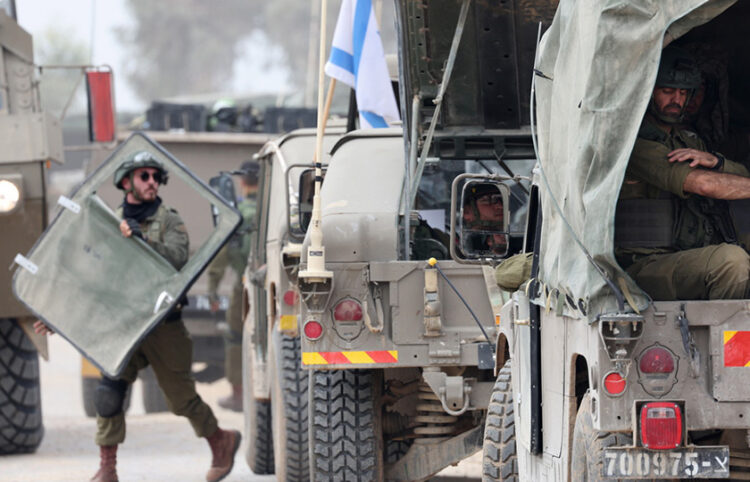 Ισραηλινοί στρατιώτες κοντά στα σύνορα με τη Λωρίδα της Γάζας (φωτ.: EPA / Atef Safadi)
