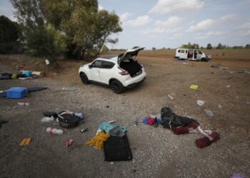 Αυτοκίνητα και προσωπικά αντικείμενα των Ισραηλινών που είχαν πάει να παρακολουθήσουν το μουσικό φεστιβάλ, στη διάρκεια του οποίου εξαπέλυσε την επίθεσή της η Χαμάς (φωτ.: EPA/Atef Safadi)