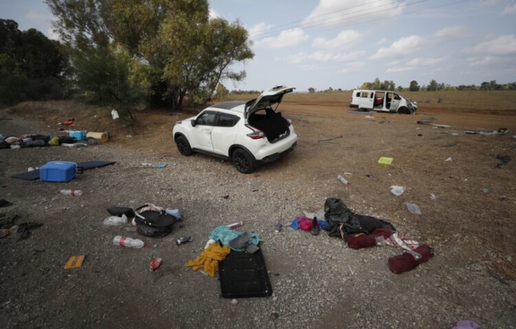 Αυτοκίνητα και προσωπικά αντικείμενα των Ισραηλινών που είχαν πάει να παρακολουθήσουν το μουσικό φεστιβάλ, στη διάρκεια του οποίου εξαπέλυσε την επίθεσή της η Χαμάς (φωτ.: EPA/Atef Safadi)