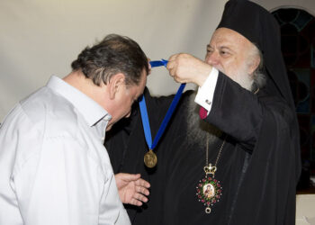 Ο Βασίλης Καρράς λαμβάνει το μετάλλιο της Παναγίας (φωτ.: Σωματείο «Παναγία Σουμελά»)