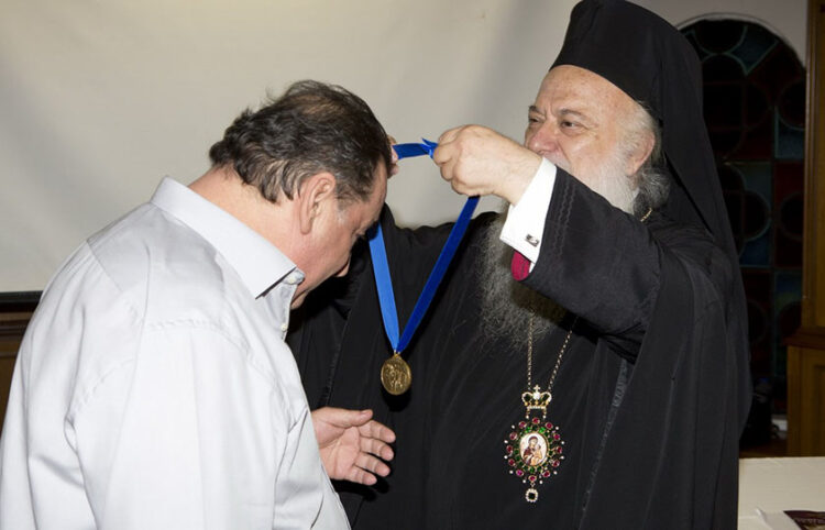 Ο Βασίλης Καρράς λαμβάνει το μετάλλιο της Παναγίας (φωτ.: Σωματείο «Παναγία Σουμελά»)