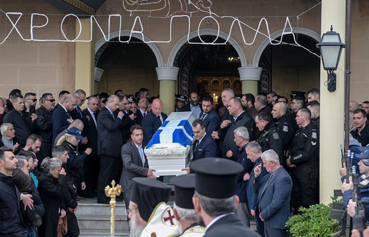 Στο ναό Αγίας Τριάδας στην Καλλιθέα Πατρών έγινε η κηδεία του 29χρονου αστυνομικού της ομάδας ΔΙΑΣ Χρήστου Κουρουνιώτη (φωτ.: EUROKINISSI / Ανδρέας Αλεξόπουλος)