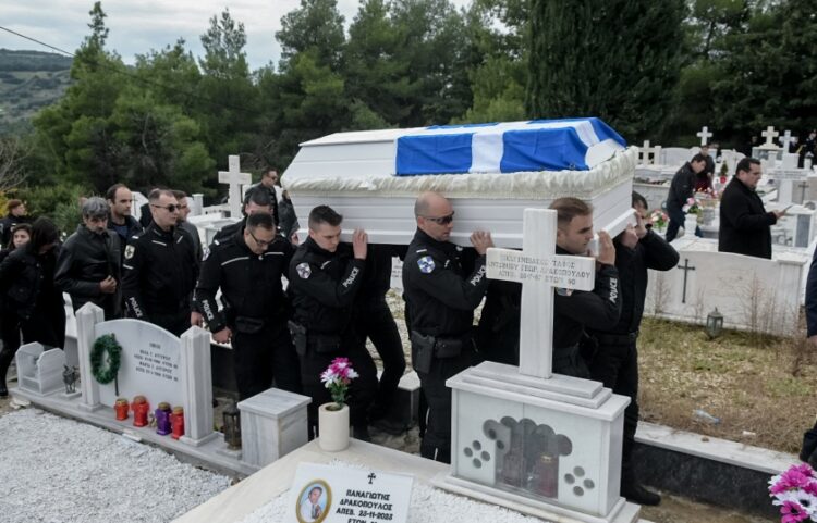 Στιγμιότυπο από την κηδεία του άτυχου αστυνομικού, η οποία πραγματοποιήθηκε σε κλίμα βαθιάς οδύνης, παρουσία της οικογένειας και πλήθους συναδέλφων του (φωτ.: EUROKINISSI/Ανδρέας Αλεξόπουλος)