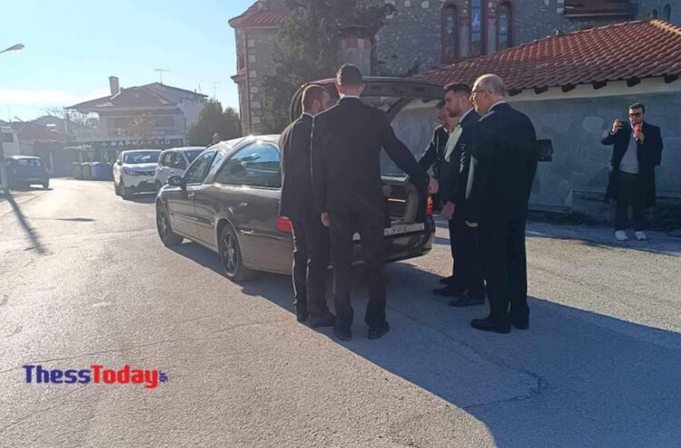 Στιγμιότυπο από την κηδεία της άτυχης γυναίκας (φωτ.: thesstoday.gr)