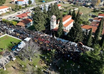 Χιλιάδες κόσμου συγκεντρώθηκαν στο Κοκκινοχώρι για την κηδεία του Βασίλη Καρρά (φωτ.: EUROKINISSI/Λάσκαρης Τσούτσας)