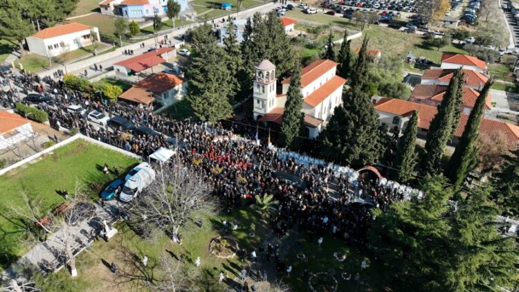 Χιλιάδες κόσμου συγκεντρώθηκαν στο Κοκκινοχώρι για την κηδεία του Βασίλη Καρρά (φωτ.: EUROKINISSI/Λάσκαρης Τσούτσας)
