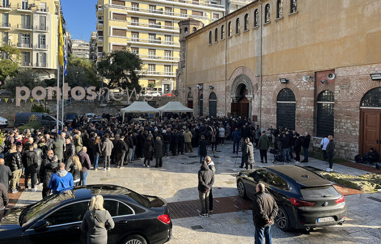 Πλήθος κόσμου περιμένει στην ουρά για το λαϊκό προσκύνημα (φωτ.: Γιώργος Κουρκουρίκης)