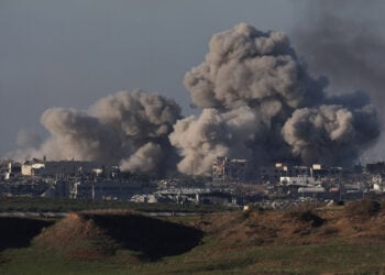 Καπνός υψώνεται πάνω από συνοικία της πόλης της Γάζας που βομβαρδίστηκε από τον ισραηλινό στρατό (φωτ.: EPA / Atef Safadi)