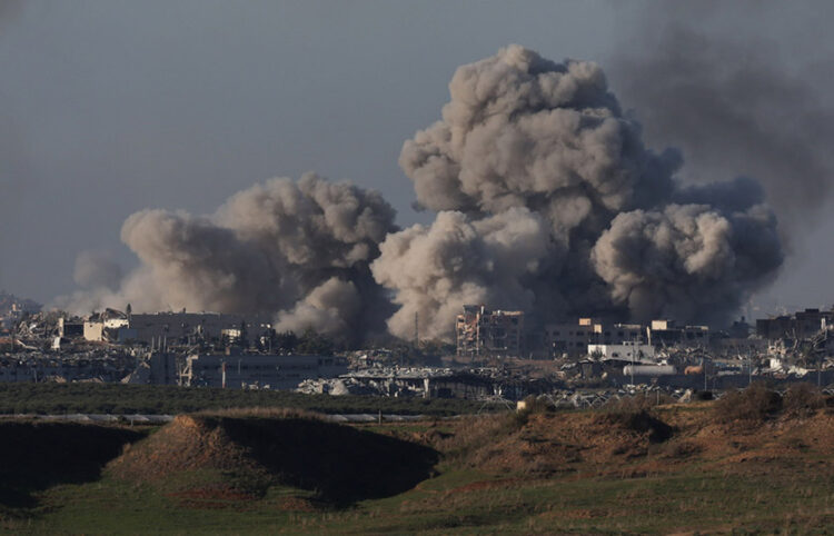 Καπνός υψώνεται πάνω από συνοικία της πόλης της Γάζας που βομβαρδίστηκε από τον ισραηλινό στρατό (φωτ.: EPA / Atef Safadi)