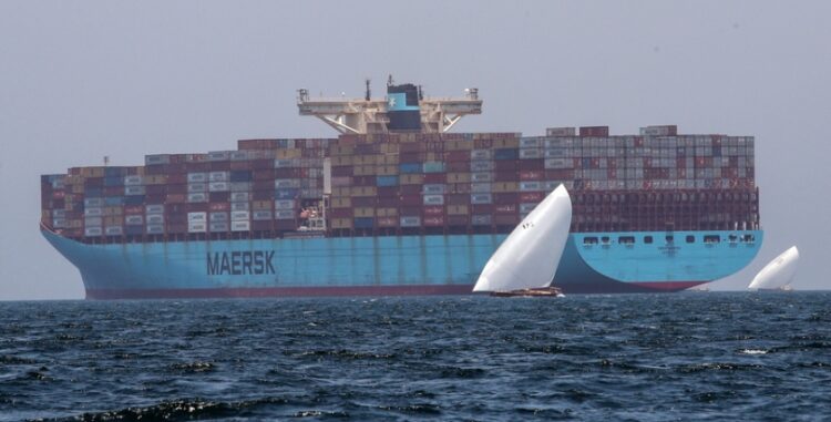 Πλοίο της Maersk έξω από το Ντουμπάι, στα Ηνωμένα Αραβικά Εμιράτα (φωτ. αρχείου: EPA/Ali Haider)