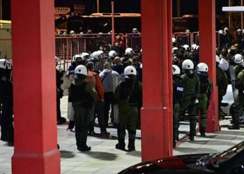 Αστυνομικοί συγκρούονται με οπαδούς έξω από το γήπεδο «Μελίνα Μερκούρη» στου Ρέντη, όπου τραυματίστηκε θανάσιμο ο Γ. Λυγγερίδης (φωτ.: EUROKINISSI / Γιώργος Ματθαίος)