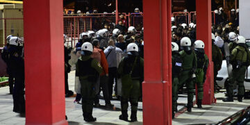 Αστυνομικοί συγκρούονται με οπαδούς έξω από το γήπεδο «Μελίνα Μερκούρη» στου Ρέντη, όπου τραυματίστηκε θανάσιμο ο Γ. Λυγγερίδης (φωτ.: EUROKINISSI / Γιώργος Ματθαίος)