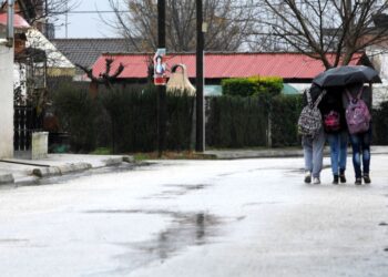 Μαθητές περπατούν στη βροχή (φωτ. αρχείου: EUROKINISSI/Θανάσης Καλλιάρας)