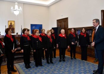 Τα μέλη του Μικρασιατικού Συλλόγου Μενεμένης «Αγία Παρασκευή» με τον υφυπουργό Στάθη Κωνσταντινίδη (φωτ.: Υφπουργείο Εσωτερικών)