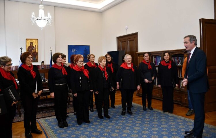 Τα μέλη του Μικρασιατικού Συλλόγου Μενεμένης «Αγία Παρασκευή» με τον υφυπουργό Στάθη Κωνσταντινίδη (φωτ.: Υφπουργείο Εσωτερικών)
