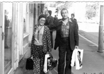 Η Μήτση με τον Αλφρέδο Κουρή το 1976 στο κέντρο της Μελβούρνης (φωτ.: neoskosmos.com)