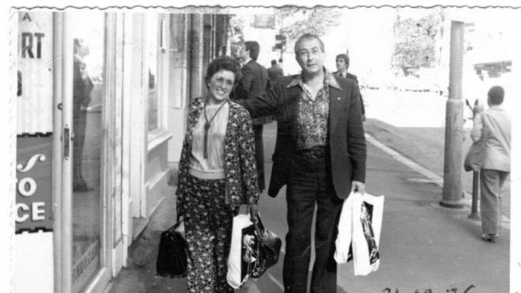 Η Μήτση με τον Αλφρέδο Κουρή το 1976 στο κέντρο της Μελβούρνης (φωτ.: neoskosmos.com)