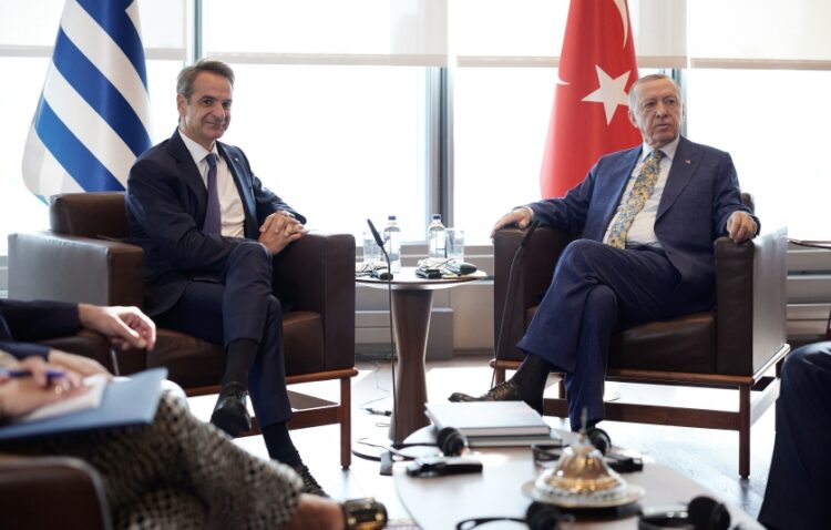 Από αριστερά, ο Κυριάκος Μητσοτάκης και ο Ρετζέπ Ταγίπ Ερντογάν τον περασμένο Σεπτέμβριο, στη Νέα Υόρκη, στο πλαίσιο της γενικής συνέλευσης του ΟΗΕ (φωτ.: Γραφείο Τύπου Πρωθυπουργού/Δημήτρης Παπαμήτσος)