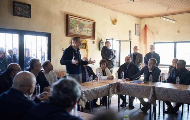 Ο Κυριάκος Μητσοτάκης συζητά με πλημμυροπαθείς της Θεσσαλίας κατά την τελευταία επίσκεψή του στην περιοχή (φωτ.: Γραφείο Τύπου Πρωθυπουργού/Δημήτρης Παπαμήτσος)