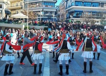 Οι Μωμόγεροι στην κεντρική πλατεία της Κοζάνης (φωτ.: Facebook / Γιώργος Αμανατίδης - Giorgos Amanatidis)