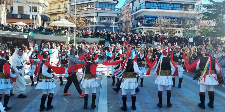 Οι Μωμόγεροι στην κεντρική πλατεία της Κοζάνης (φωτ.: Facebook / Γιώργος Αμανατίδης - Giorgos Amanatidis)