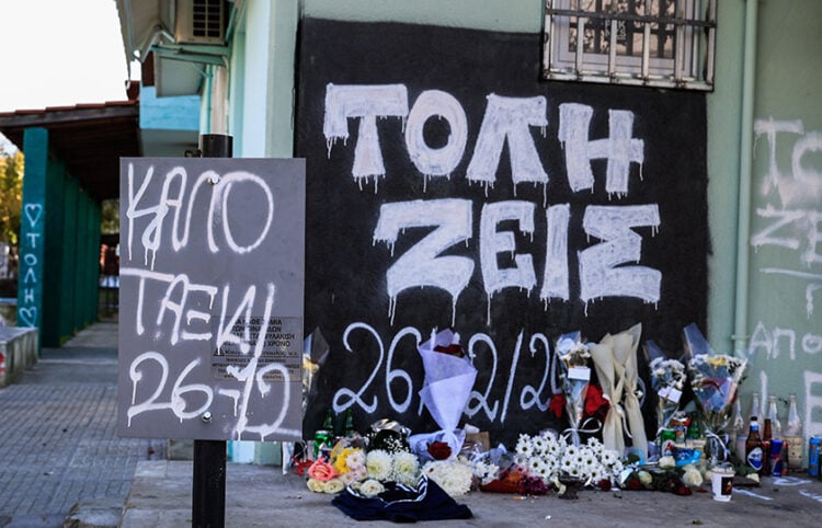 Λουλούδια και γκράφιτι στη Νέα Σμύρνη για τον 16χρονο που μαχαιρώθηκε θανάσιμα από τον αδερφό του
(φωτ.: EUROKINISSI / Γιώργος Κονταρίνης)