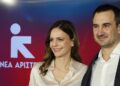Η Έφη Αχτσιόγλου και ο επικεφαλής του νέου κόμματος Αλέξης Χαρίτσης με φόντο το νέο σήμα (φωτ.: EUROKINISSI/Γιώργος Κονταρίνης)