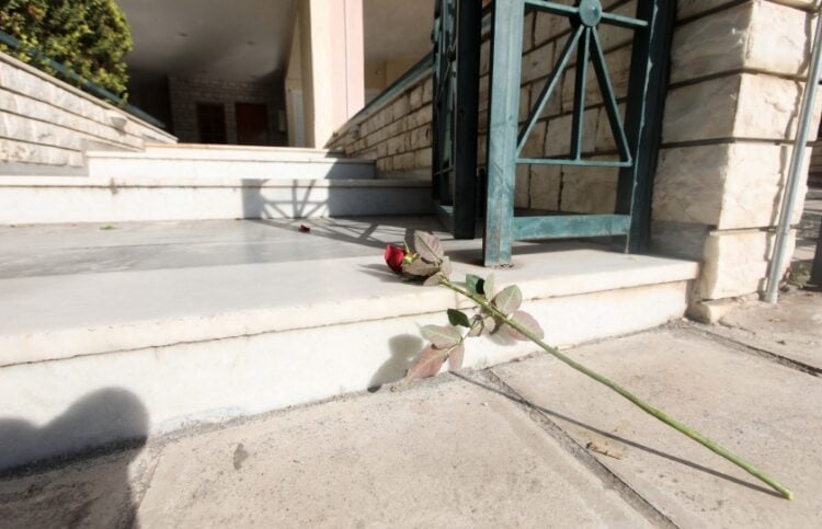 Ένα τριαντάφυλλο στην είσοδο της πολυκατοικίας όπου διαμένει η οικογένεια και έγινε το φονικό (φωτ.: EUROKINISSI/Γιάννης Παναγόπουλος)