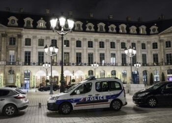 Περιπολικό έχει σταθμεύσει στην είσοδο του ξενοδοχείου Ριτζ στο Παρίσι (φωτ. αρχείου: EPA/Ian Langsdon)