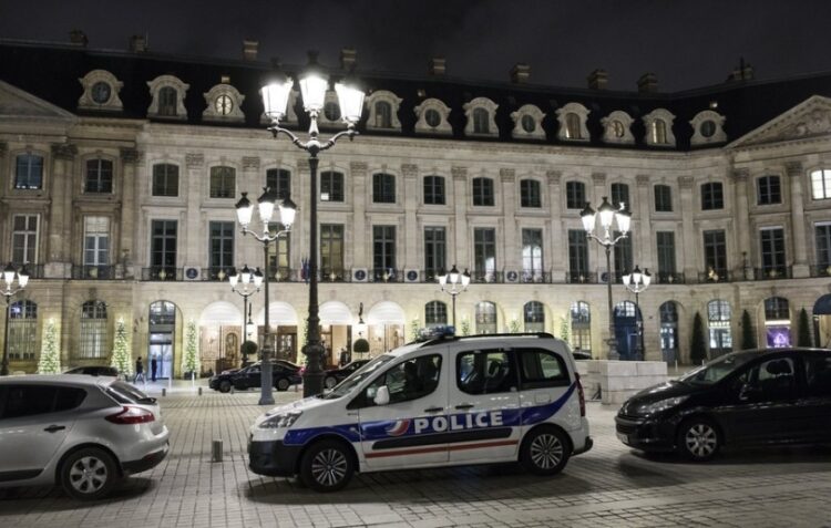 Περιπολικό έχει σταθμεύσει στην είσοδο του ξενοδοχείου Ριτζ στο Παρίσι (φωτ. αρχείου: EPA/Ian Langsdon)