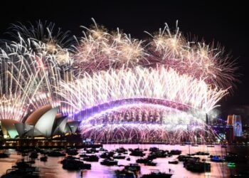 Έγινε η νύχτα μέρα στο Σίδνεϊ από το σόου πυροτεχνημάτων, που φέτος ήταν ιδιαίτερα λαμπρό, καθώς σηματοδοτούσε την 50η επέτειο της Όπερας της πόλης (φωτ.: EPA/Dan Himbrechts)