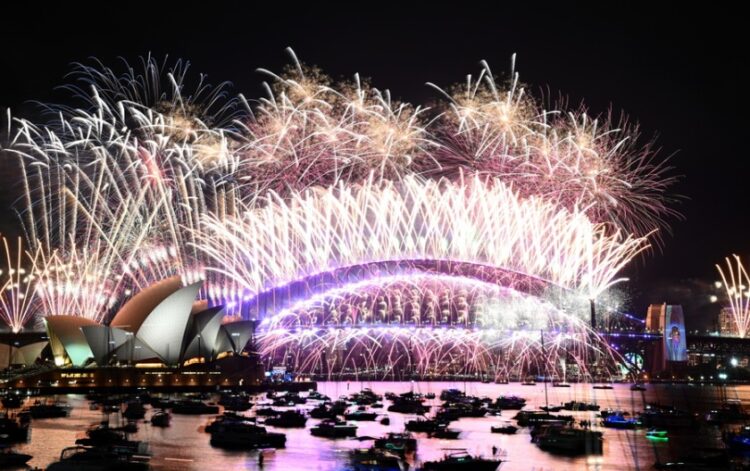Έγινε η νύχτα μέρα στο Σίδνεϊ από το σόου πυροτεχνημάτων, που φέτος ήταν ιδιαίτερα λαμπρό, καθώς σηματοδοτούσε την 50η επέτειο της Όπερας της πόλης (φωτ.: EPA/Dan Himbrechts)