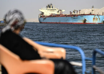 Πλοίο περνάει τη Διώρυγα του Σουέζ με κατεύθυνση την Ερυθρά Θάλασσα (φωτ.: EPA / Mohamed Hossam)