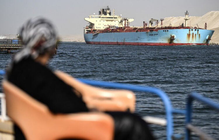Πλοίο περνάει τη Διώρυγα του Σουέζ με κατεύθυνση την Ερυθρά Θάλασσα (φωτ.: EPA / Mohamed Hossam)
