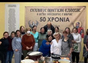 Τα μέλη και οι φίλες του συλλόγου που έμαθαν να φτιάχνουν περέκ και φυλλωτά από την Ελένη Σιδηροπούλου (κέντρο) (φωτ.: facebook/Elen Sidiropulou)
