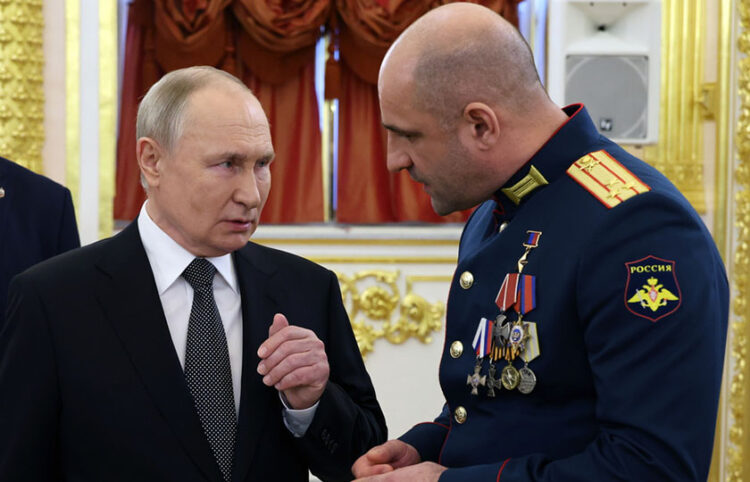 O Βλαντίμιρ Πούτιν συνομιλεί με τον αντισυνταγματάρχη Αρτιόμ Ζόγκα (φωτ.: Mikhael Klimentyev / Sputnik / Kremlin Pool)