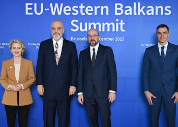 Η πρόεδρος της Κομισιόν, ο πρόεδρος του Ευρωπαϊκού Συμβουλίου και ο πρωθυπουργός της Ισπανίας που ασκεί την προεδρία της ΕΕ υποδέχονται τον πρωθυπουργό της Αλβανίας στις Βρυξέλλες, για τη Σύνοδο των Δυτικών Βαλκανίων (φωτ.: European Union)