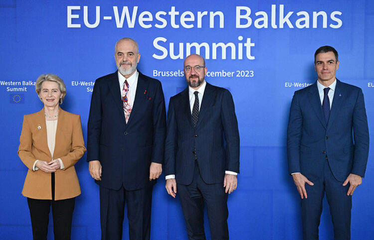 Η πρόεδρος της Κομισιόν, ο πρόεδρος του Ευρωπαϊκού Συμβουλίου και ο πρωθυπουργός της Ισπανίας που ασκεί την προεδρία της ΕΕ υποδέχονται τον πρωθυπουργό της Αλβανίας στις Βρυξέλλες, για τη Σύνοδο των Δυτικών Βαλκανίων (φωτ.: European Union)