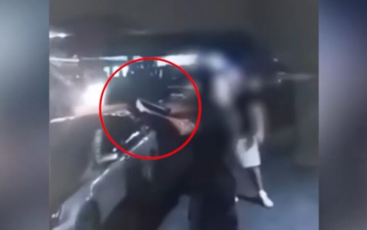 Στιγμιότυπο από το βίντεο, όπου φαίνεται ο 36χρονος να πυροβολεί στον αέρα (φωτ.: glomex)