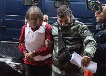 Ο καθ' ομολογίαν δολοφόνος της 43χρονης στη Σαλαμίνα οδηγείται στον εισαγγελέα Πειραιά (φωτ.: EUROKINISSI / Γιάννης Παναγόπουλος)
