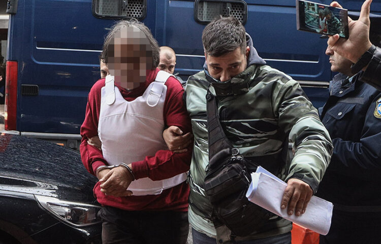 Ο καθ' ομολογίαν δολοφόνος της 43χρονης στη Σαλαμίνα οδηγείται στον εισαγγελέα Πειραιά (φωτ.: EUROKINISSI / Γιάννης Παναγόπουλος)
