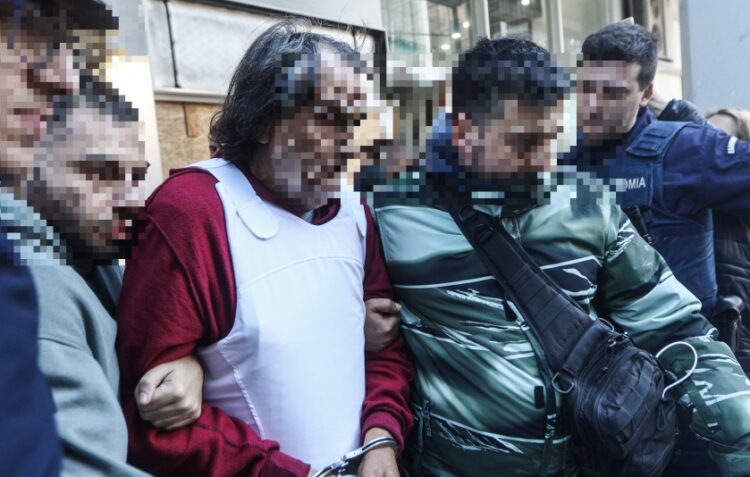 Ο 71χρονος (κέντρο) προσήλθε στην εισαγγελία Πειραιά συνοδεία αστυνομικών (φωτ.: EUROKINISSI/Γιάννης Παναγόπουλος)